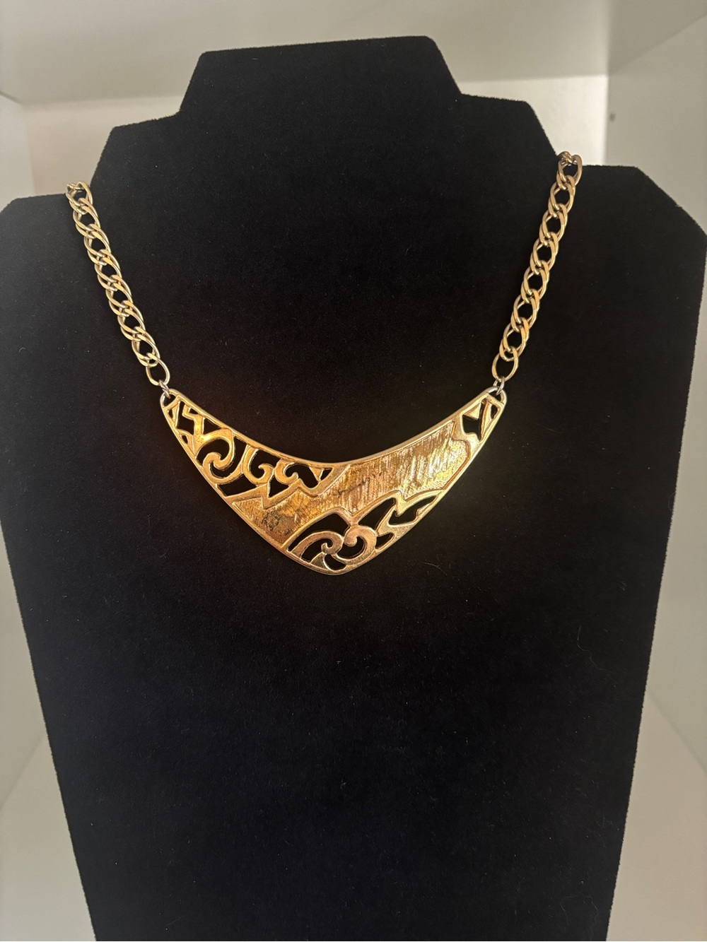 Vintage Gold Filigree V-Shape Statement Necklace - Women Jewelry